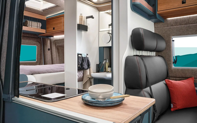Alles im Blick: Küche, Bad und Bett sind im ERIBA Car 600 harmonisch und übersichtlich angeordnet.